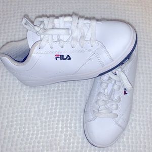 Fila women’s lace- up sneakers size 7 white logo